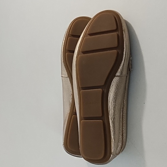 Calvin Klein Gold Pebbled Leather Comfort Loafer Shoe 7.5 Gold Metal Logo Accent - Picture 10 of 12